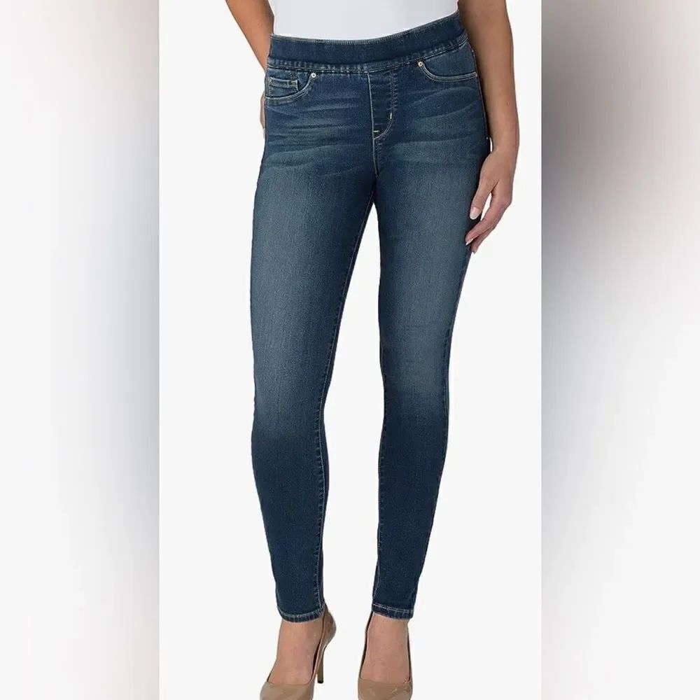 Signature by Levi Straus and Co. Women’s totally shaping pull on skinny jeans.